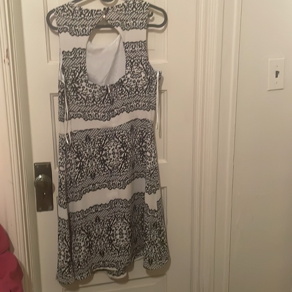 Unique pattern dress, donating 11/10 - Picture 4 of 8